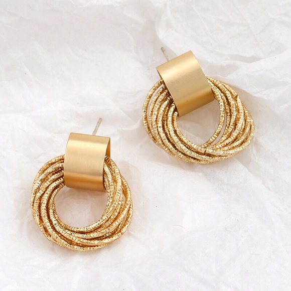 Trendy gold twist earrings - Picture 2 of 5